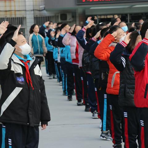 济宁市兴东小学开展学习雷锋精神，争做新时代好队员活动