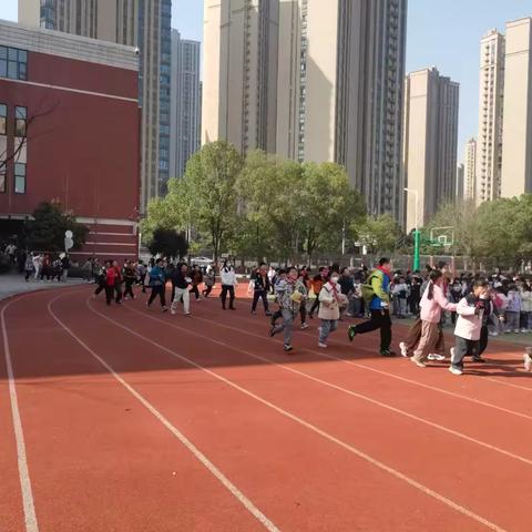 钟家村小学新区分校开展沉浸式消防演练 筑牢校园安全防线