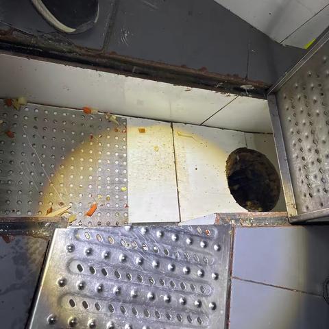 五楼餐饮油水分离器与下水口巡查