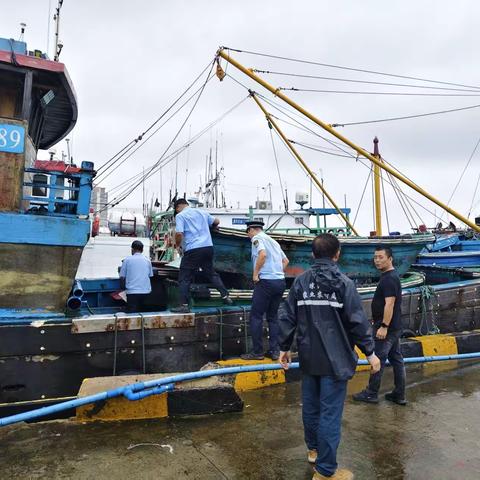 琼海市海洋和渔业行政执法大队 联合市渔政事务服务中心开展渔船安全及无线电设备专项执法检查