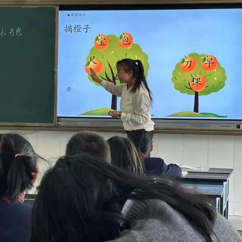 争当“四有”好教师 ——普淜镇格子小学争当'四有'好老师课堂教学研讨活动，为教师发展搭建平台，让平台服务教师发展，以优质课观摩交流活动为良好导向，通过示范课研讨。