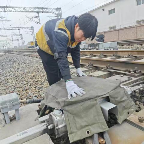 精河信号车间检修二工区-防寒整治，让铁路更安全。