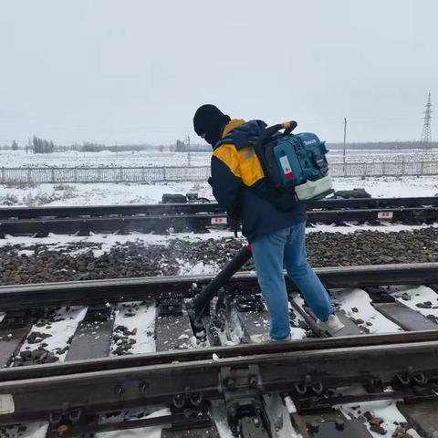 精河车间 白雪纷纷何所似，撒盐空中差可拟。