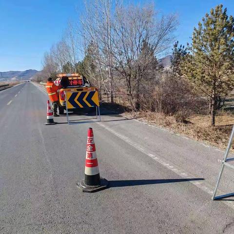 春节我在岗 安全不打烊                              －－索伦道班排除公路安全隐患