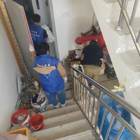 物业开展楼道杂物清理行动 共建安全整洁居住环境