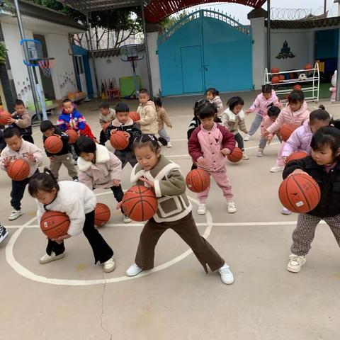 🎈永宁幼儿园🎈🎈 ✨🌈天气：晴空万里，小风吹~ 📖文案：篮球🏀 🖤心情：快乐双倍 🍭和好朋友一起练习篮球🏀，太快乐！！！