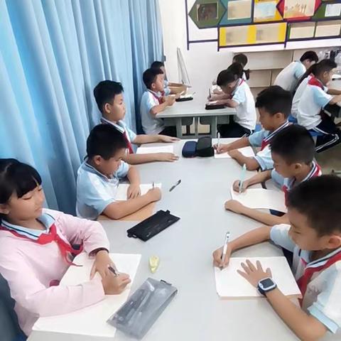 2025年秋季中山小学墨香润童心，笔韵启新智～三年级硬笔书法课后服务课堂纪实