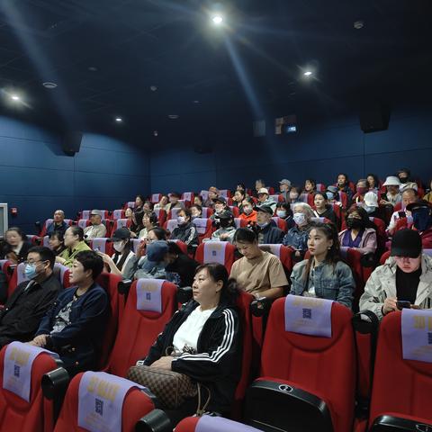 兴华街道办事处湖东社区关工委组织观看家庭教育电影《泪光中的妈妈》