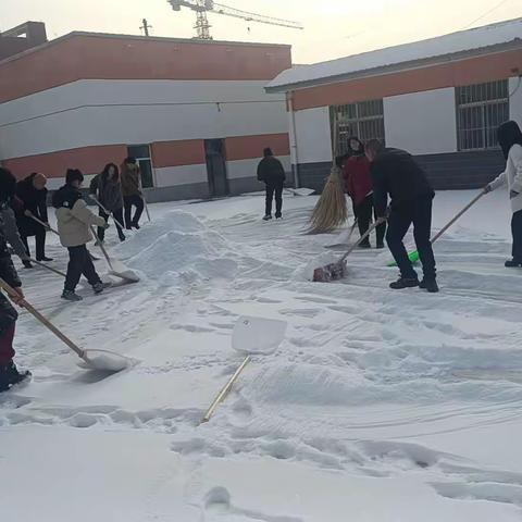 为孩子开学保驾护航！达拉特旗第二小学花儿中队，五年级二班实践活动。为孩子，让孩子，学孩子。让老师带动家长，家长带动学生，学生主动参加社会实践活动，一起为新学期加油，开好头。