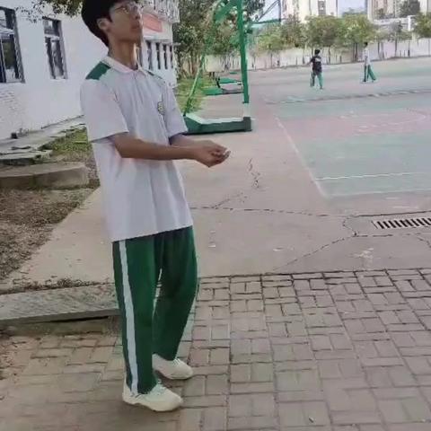 垫排球 学校：屯昌思源实验中学 班级：高二6 姓名：聂声泰 指导老师：符喜钊