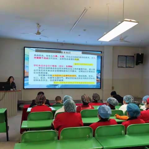 开启新学期食堂培训，筑牢校园饮食防线 -和静县第六中学组织食堂从业人员专题培训