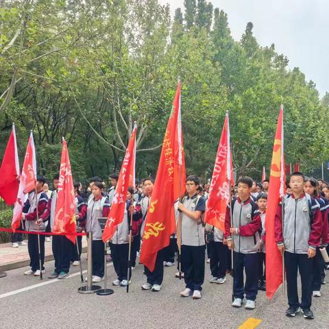 壮志绘就⻘春⾊ ⾚⼦⼼向强国梦 新世纪中学初一学子赴陆军兵种大学参加国防教育月活动纪实