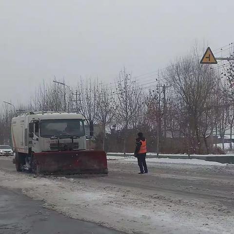 铲雪除冰暖人心 浴雪奋战保畅通