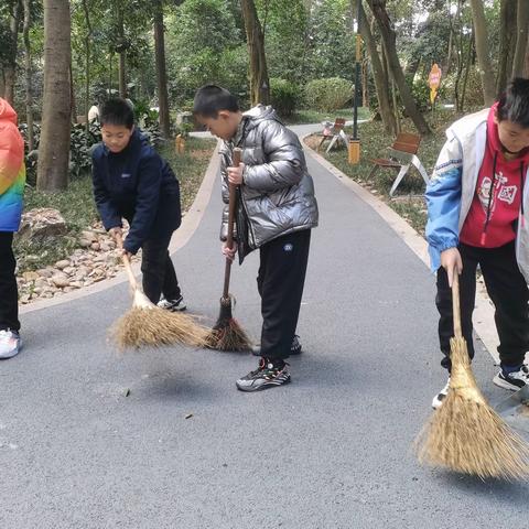 “清理垃圾·美化环境”雏鹰假日小队活动