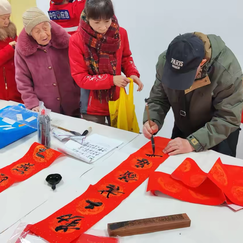 兴庆社区开展“新春送福·联暖邻里”手写春联活动