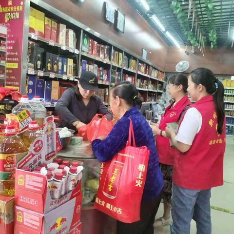 盘古山镇钨矿社区新时代文明实践站开展上户宣传“食品安全”活动。