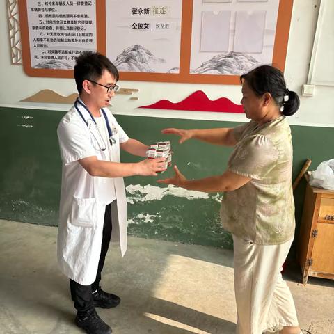 张茹集卫生院高温送清凉到敬老院