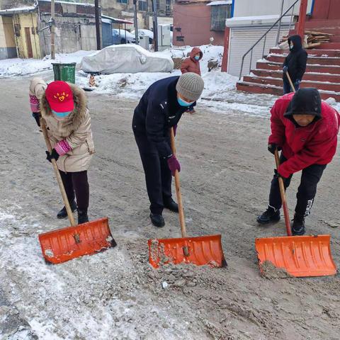 铲除道路冰雪 方便居民出行