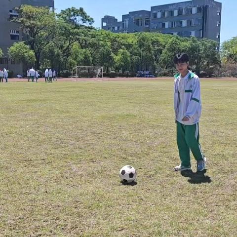 学校：海南屯昌思源实验中学 姓名：胡诗通 班级：高二7班 指导老师：洪丹 项目：足球运球20米