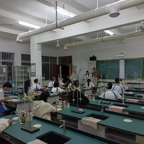 高二年级成功举办化学实验操作竞赛