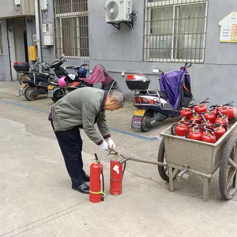 更换灭火器   社路社区在行动