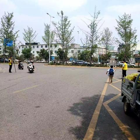 守护成长的“黄色风景线”——家长护卫队纪实