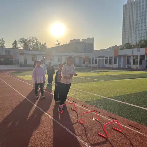 阳光下的跃动：双新小学体育训练掠影
