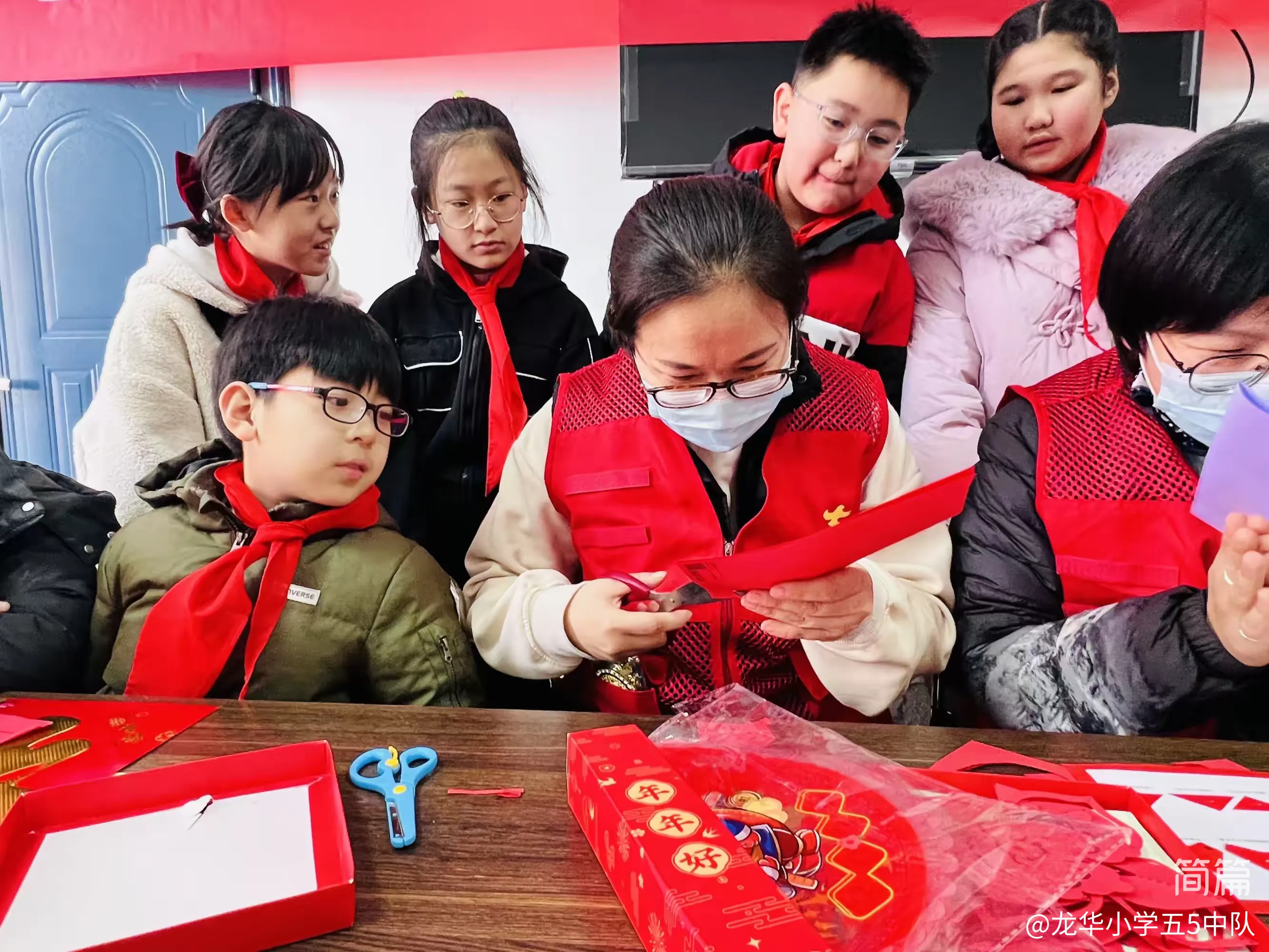 简篇-争当社区小主人——龙华小学五(5)中队&龙华社区迎春送福活动