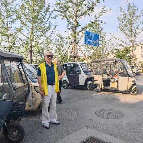 多变的天气 不变的守护 ——南阳市实验学校二七班家长执勤纪实