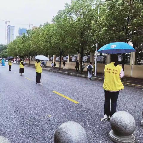 雨中守护，为爱站岗 —南阳市实验学校三七班家长执勤日