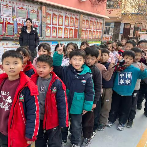 “拔河比赛展风采，凝心聚力向未来”——蒲东街道东关中心小学拔河比赛