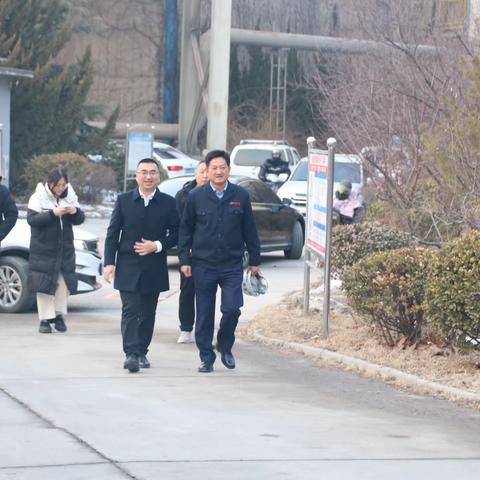 沂源县县委常委、东里镇党委书记尚勇健到华联矿业慰问一线员工