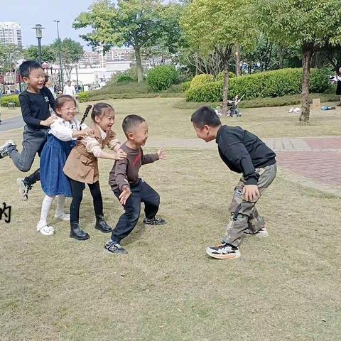 “亲近自然，拥抱秋天”辛厝寮小学102班共同体小组户外活动