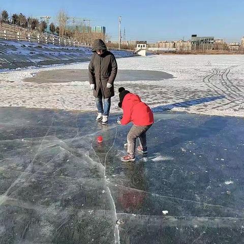 水库童趣美丽的冰雪世界，童年游戏打冰🐒长春朝阳实验一年八班郭轩宇