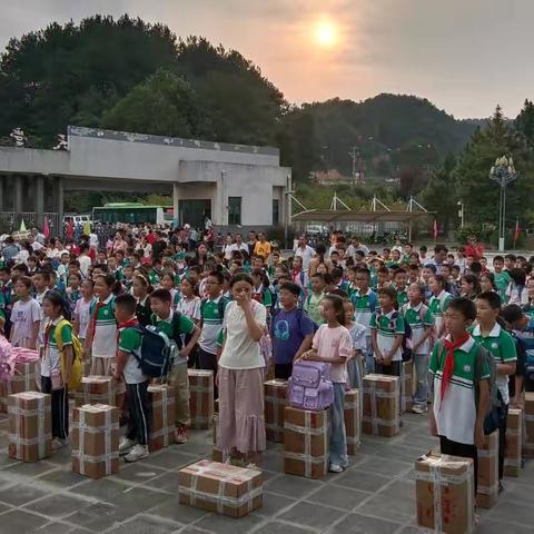 感恩爱心人，温暖开学季