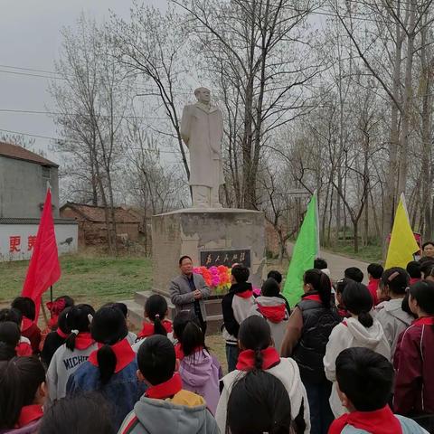 清明寄哀思，献花祭伟人——记岗叉楼小学向毛主席塑像献花活动