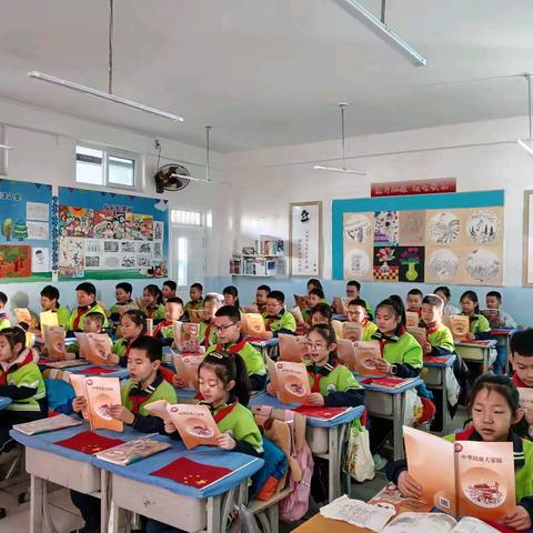 【教育共同体建设】 深耕课本读经典 共育时代好少年 ​教育共同体聚力 经典诵读育新人 ​