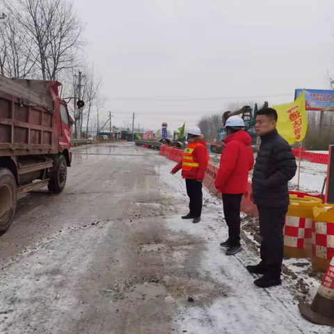 除雪融冰进行时，通达路桥迎风雪保卫战