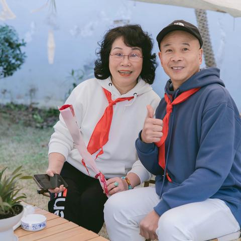 同学会2     岁月匆匆，华章传颂。五十年聚会，让我们一起为曾经的青春年华干杯。