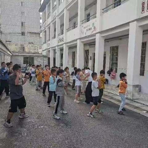 以拳为笔，以剑为墨，书写武术传奇——偕进小学武术课后服务