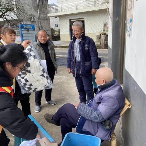 年终岁末送关爱 ——点滴真情暖人心 张村乡民政服务站社工们开展年底走访慰问活动