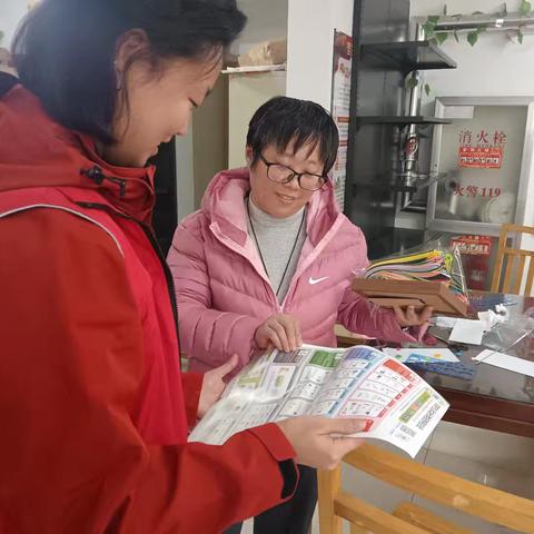 【文明新风・分类同行】银丰唐郡社区借助“衍纸凝巧，手作传情”手工相框制作活动开展垃圾分类宣传教育活动