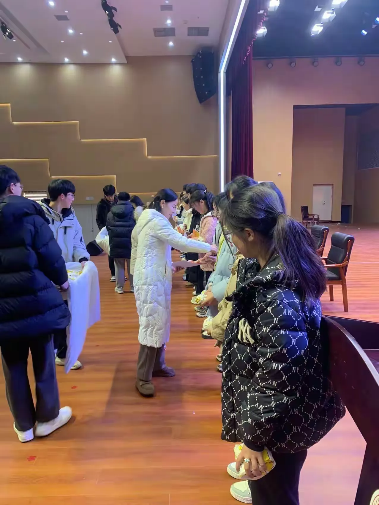 简篇-踏梦前行,让每一颗星星都闪耀———汝州市一高附中九年级阶段性测试表彰大会暨班级挑战赛