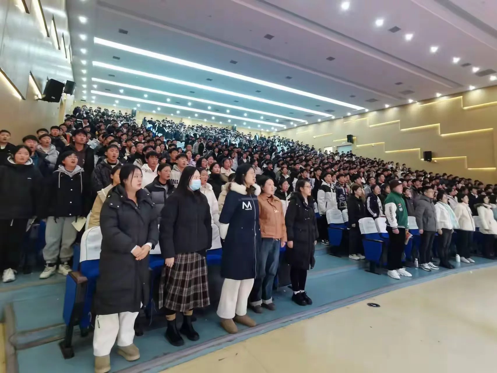 简篇-踏梦前行,让每一颗星星都闪耀———汝州市一高附中九年级阶段性测试表彰大会暨班级挑战赛