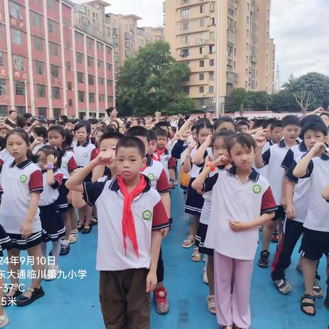 青云街道办芝山社区在九小宣传垃圾分类