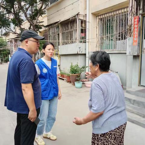【兴西社区】大风吹掉楼顶太阳能管件，网格员除隐患解民忧