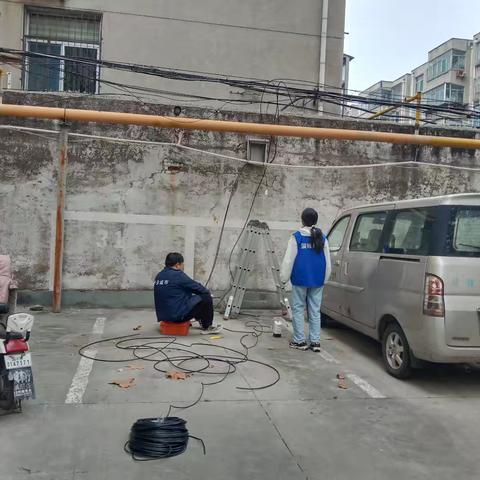 社区网格员深入小区 助力智慧安防升级