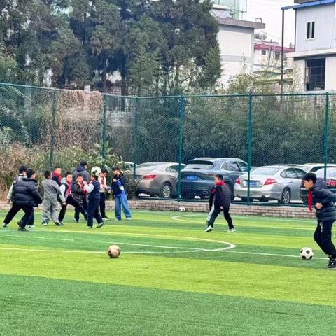 绿茵场上的小小追梦人——曲靖市二小足球社团风采展示