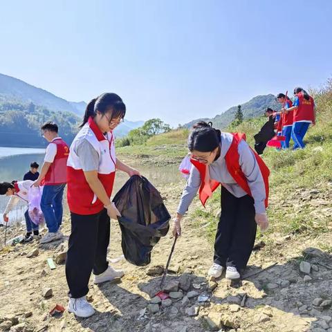 清捡垃圾畅环保  志愿服务显担当 ——阳山县大崀学校开展环卫保洁主题活动