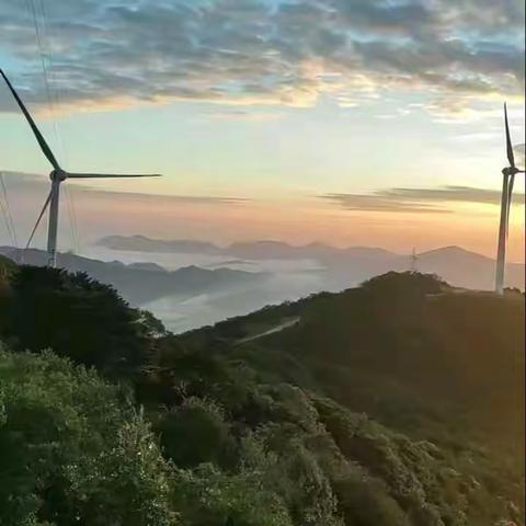 中国地图，有个地方叫：广东省罗定风车山，人间仙境，诚意邀约您一起看星辰云海，看日出，看晚霞，我在罗定风车山等您，登高远望